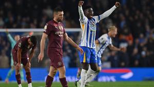 Gelandang Brighton asal Kamerun #20, Carlos Baleba (2R), merayakan golnya di lapangan setelah pertandingan Liga Primer Inggris antara Brighton dan Hove Albion dan Manchester City di Stadion Komunitas American Express di Brighton, Inggris selatan, Minggu dini hari WIB (10/11/2024). Brighton memenangkan pertandingan dengan skor 2-1. (Glyn KIRK/AFP)