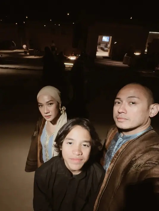 Bunga Citra Lestari lebih dulu liburan dengan gaya Arabian Look di Arab Saudi. Ia memadukan kaftan biru dengan bordir gold dan long outer suede [@itsmebcl]