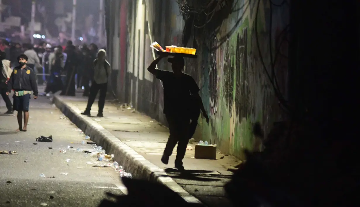 Massa dari berbagi elemen mahasiswa  dan masyarakat melakukan perlawanan usai dipukul mundur  polisi di kawasan Slipi, Jakarta, Kamis, 27 Agustus 2026. (KLY/ Arie Basuki)