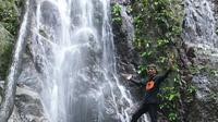Salah satu pengunjung saat berada di lokasi air terjul sinambo, hutan Taman Nasional Bogani Nani Wartabone (TNBNW). (Arfandi Ibrahim/Liputan6.com)