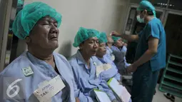 Dokter meneteskan cairan ke pasien saat mengikuti operasi katarak, Jakarta, Kamis (3/12). Jumlah penderita buta katarak di Indonesia tertinggi kedua di Asia Tenggara yakni mencapai 1,5 persen atau dua juta jiwa. (Liputan6.com/Gempur M Surya)
