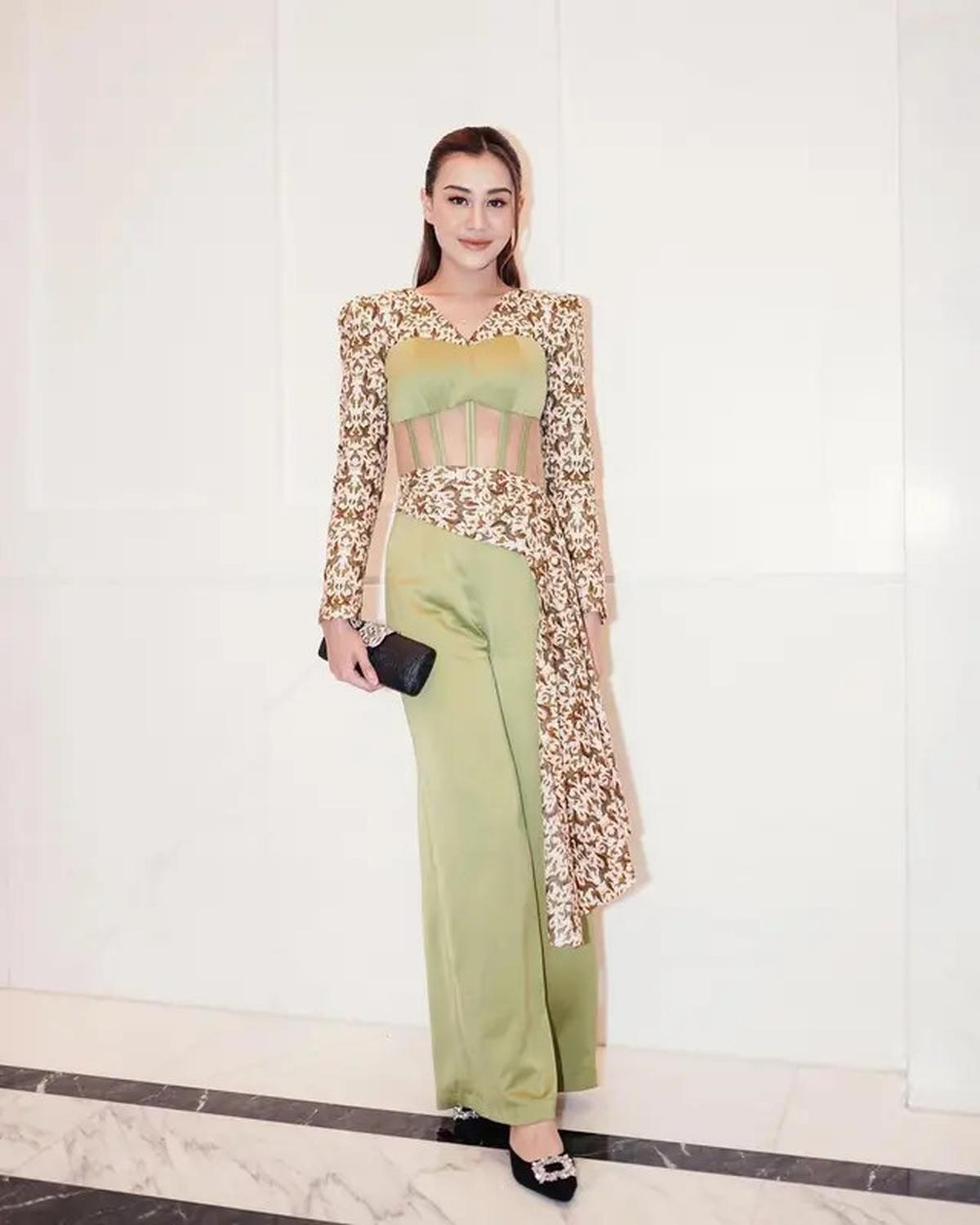 4 Ide Kolaborasi Kebaya dan Batik yang Modis, Terinspirasi dari Para Selebriti