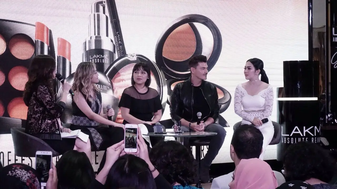 Makeup artist Kim Kardashian, Mario Dedivanovic memuji Syahrini miliki banyak kesamaan dengan kliennya di acara peluncuran kosmetik Lakme (Foto: Annissa Wulan/Liputan6.com)
