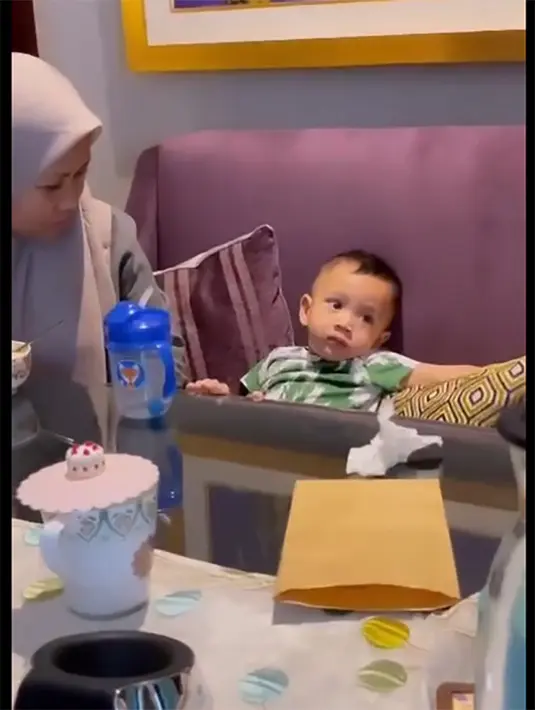 "Yang lain mah ngomong bahasa Inggris, nana mah nyarios sunda bae (bicara bahasa sunda aja). karena nini (nenek) kamu orang Sunda. Setuju?" tanya Nicky kepada Rayyanza dalam video yang diunggah Rieta Amilia. [Instagram/rieta_amilia]