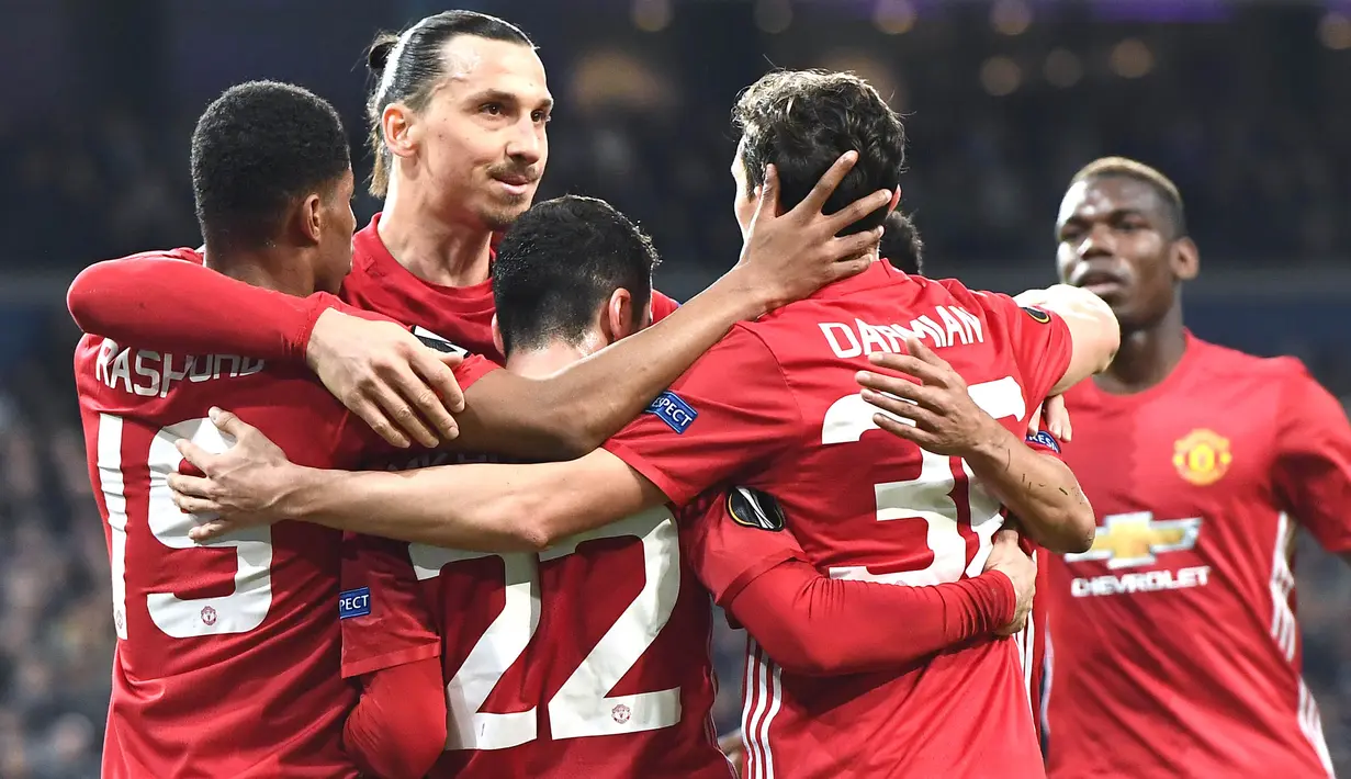Para pemain Manchester United merayakan gol yang dicetak Henrikh Mkhitaryan ke gawang Anderlecht pada laga Liga Europa di Stadion Constant Vanden Stock, Belgia, Kamis (13/4/2017). Kedua klub bermain imbang 1-1. (AFP/Emmanuel Dunand)