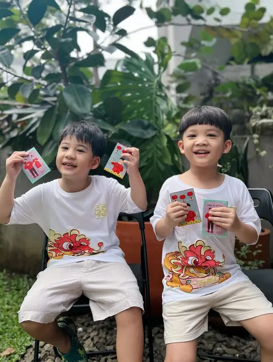 Momen perayaan Imlek keluarga Junior Liem dan Putri Titian. [Foto: Instagram/putrititian]