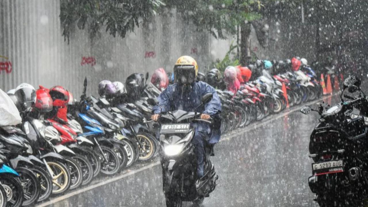 Diguyur Hujan, ini Daftar Puluhan RT dan Jalan di Jakarta yang Terendam Banjir