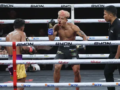 Weerian berusaha memprovokasi Kkasam saat bertarung dalam partai utama BYON Madness 2025 di Stadion 6 Emtek City, Jakarta Barat, Sabtu (30/8/2025). (Bola.com/M Iqbal Ichsan)