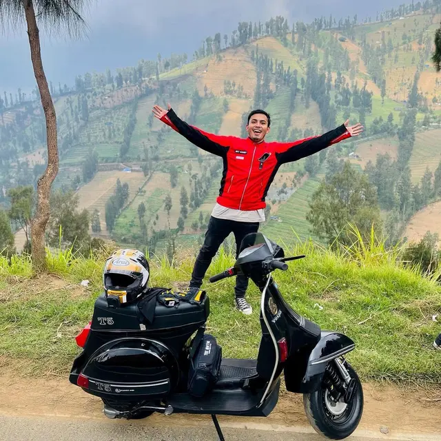 Sampai Lombok, Ini 7 Potret Rifky Alhabsyi Touring Pakai Vespa