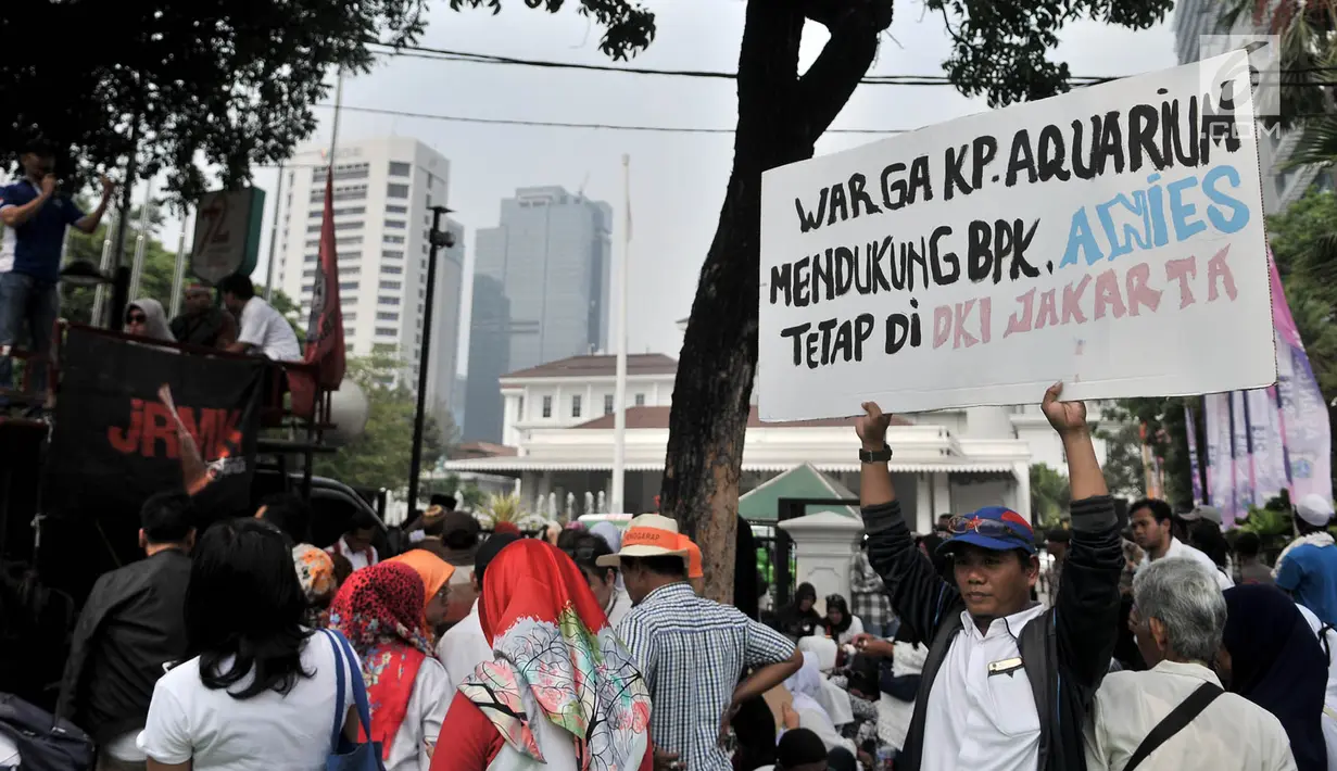 Massa yang tergabung dalam JRMK dan Sebaja menggelar aksi di depan Balai Kota, Jakarta, Senin (23/7).Dalam aksinya, massa menuntut Anies Baswedan melunasi janjinya untuk tetap menjadi Gubernur DKI Jakarta selama lima tahun. (Merdeka.com/Iqbal S. Nugroho)