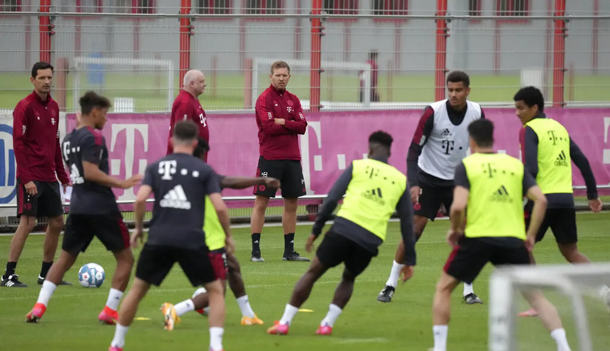 Pelatih baru Bayern Munchen, Julian Nagelsmann menyaksikan pemainnya mengikuti sesi latihan pertama di tempat latihan di Munich, Jerman selatan (7/7/2021). Nagelsmann tercatat sebagai salah satu pelatih termuda dalam sejarah Die Roten. (AP Photo/Matthias Schrader)