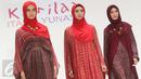 Model mengenakan busana muslim label Kamilaa karya desainer Itang Yunasz di Pasar Blok B Tanah Abang, Jakarta, Kamis (9/3). Dalam koleksinya, Itang memberi sentuhan tenun dari beberapa daerah. (Liputan6.com/Immanuel Antonius)