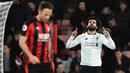 Gelandang Liverpool, Mohamed Salah, melakukan selebrasi usai mencetak gol ke gawang AFC Bournemouth pada laga Premier League di Stadion The Vitality, Minggu (17/12/2017). Liverpool menang 4-0 atas AFC Bournemouth. (AFP/Glyn Kirk)