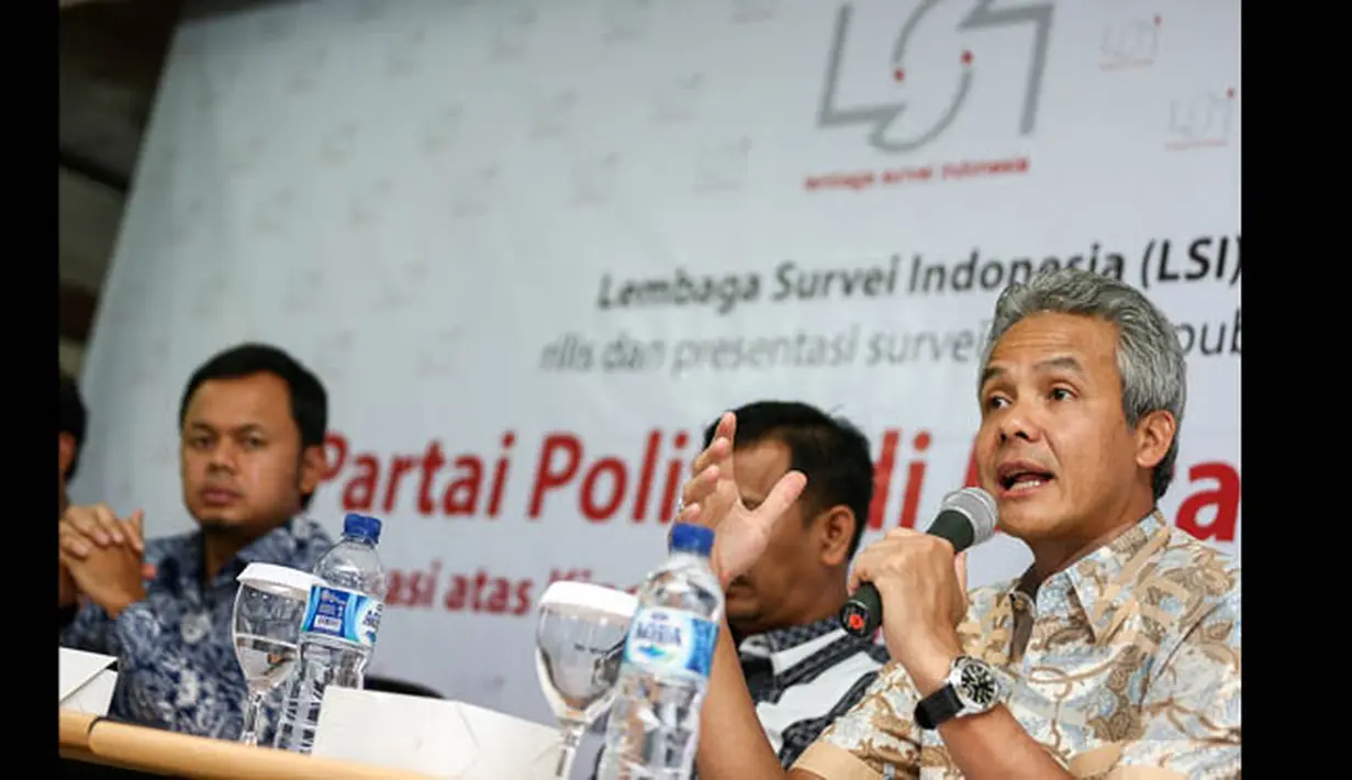 Gubernur Jateng Ganjar Pranowo (kanan) memaparkan pandangannya pada acara Survei Partai Politik di Mata Publik di Jakarta, Minggu (25/1/2015). (Liputan6.com/Faizal Fanani)