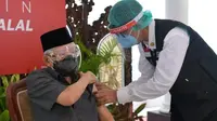 Wapres Ma'ruf Amin menerima suntikan vaksin Covid-19 dosis pertama pada Rabu (17/2/2021). (Foto: Setwapres)