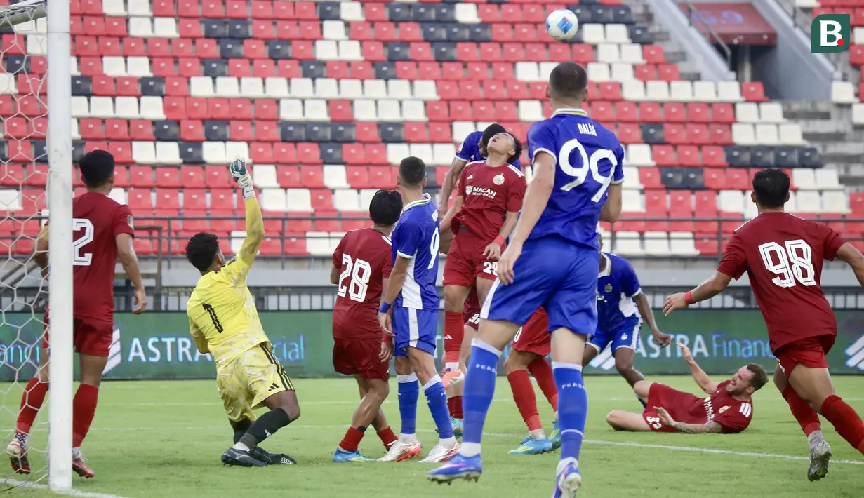 Pemain Persib Bandung berusaha mengancam gawang Persija Jakarta dalam laga semifinal Piala Presiden 2026 di Stadion Kapten I Wayan Dipta, Gianyar, Bali, Selasa (4/8/2026). Kiper Persija, Muhamad Aqil Savik, sigap mengantisipasi ancaman para pemain Maung Bandung pada pertandingan yang berlangsung sengit. Persib akhirnya meraih kemenangan 2-1 untuk memastikan tiket ke partai final Piala Presiden 2026. (Bola.com/Alit Binawan)