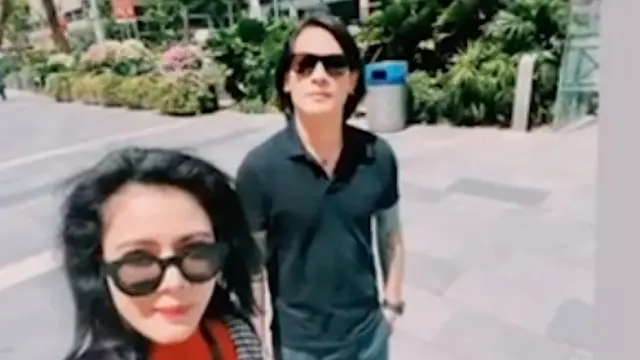 Jarang Terekspos, Ini 7 Potret Mesra Chef Juna dan Kekasih