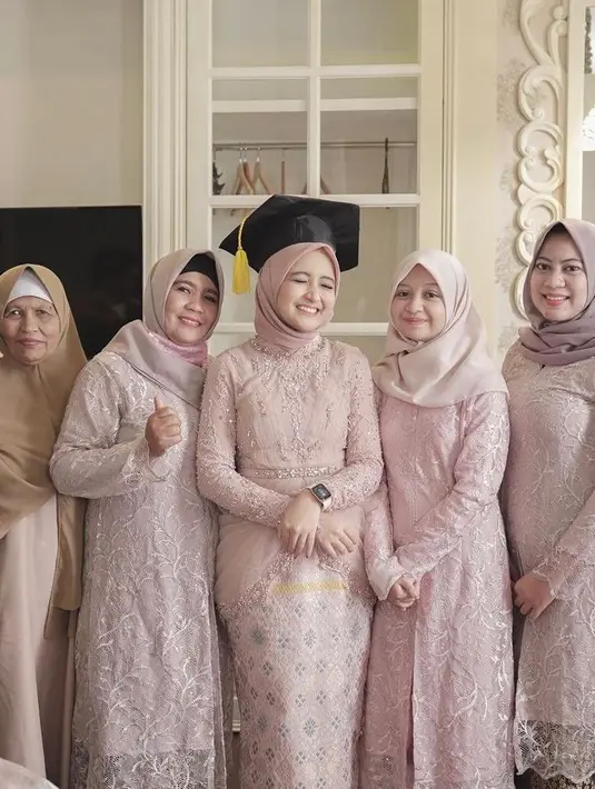 Selain Arafah, keluarganya pun juga mengenakan kebaya warna senada. (Instagram/arafahrianti).