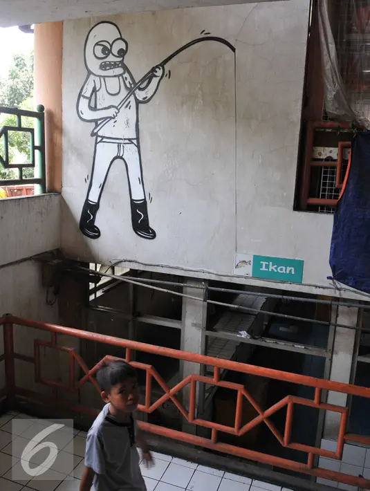Sebuah lukisan mural di salah satu sudut Pasar PSPT, Tebet, Jakarta (14/11/2015). Keberadaan seni mural di pasar ini bisa membuat pengunjung tersenyum. (Liputan6.com/ Gempur M Surya)