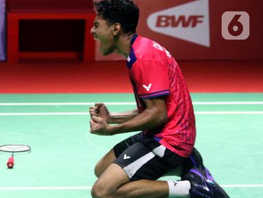 Pebulutangkis Tunggal Putra Indonesia, Chico Aura Dwi Wardoyo meluapkan kegembiraan usai mengalahkan Brian Yang (Kanada) di babak Perempat Final Indonesia Masters 2023 di Istora Senayan, Jakarta, Jumat (27/1/2023). Chico unggul dua set langsung 21-16, 21-16 sekaligus memastikan satu tempat di babak Semifinal Indonesia Masters 2023. (Liputan6.com/Helmi Fithriansyah)