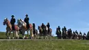 Sejumlah orang menunggang kuda dengan mengenakan kostum tradisional Bavaria dalam perayaan tradisional St Georgi Ride di Traunstein, Jerman (4/2). Acara ini untuk menghormati Saint George. (AFP Photo/Christof Stache)