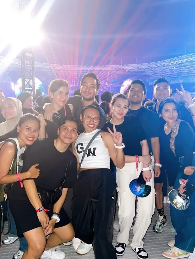 Potret Thariq Halilintar dan Aaliyah Massaid bersama saat menonton konser Coldplay (Sumber: Instagram/natasyaapriyanka)