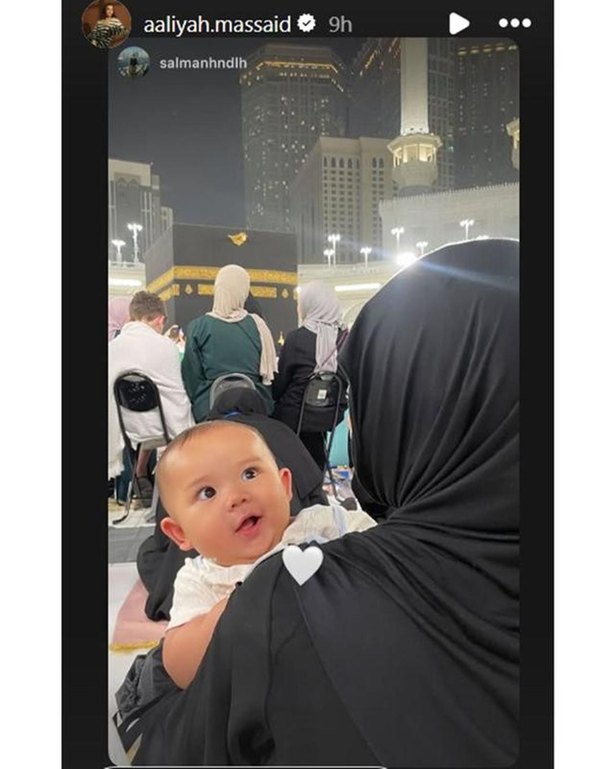 6 Potret Baby Arash Umrah di Usia 6 Bulan, Aaliyah &amp; Thariq Ungkap Rasa Syukur