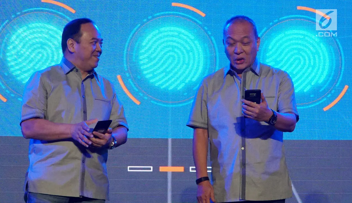 Director in charge Astra Financial Suparno Djasmin dan Chief Finance Officer/Deputy Chief Executive Officer ACC Hendry Christian Wong berbincang pada peluncuran aplikasi mobile ACC.ONE di Jakarta, Jumat,(8/2). (Liputan6.com/HO/Eko)