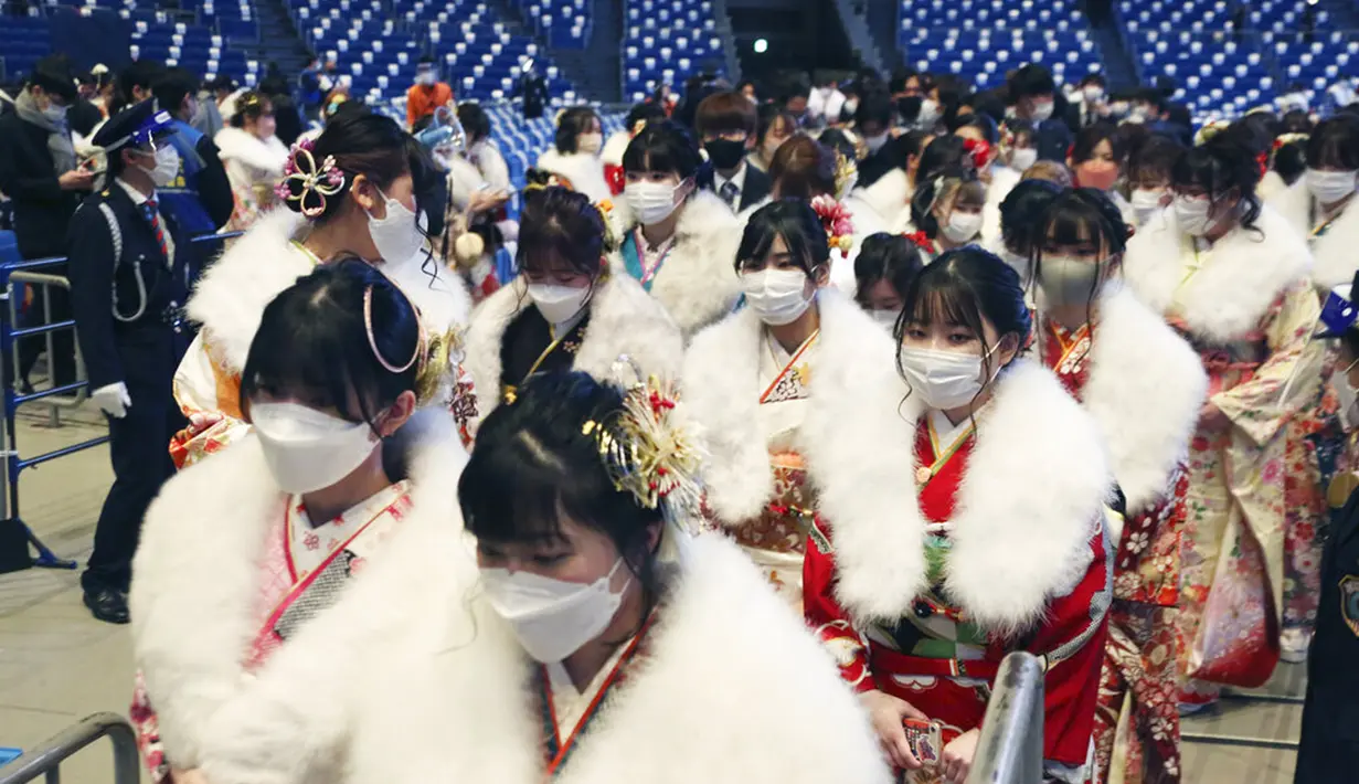 Para wanita yang baru atau akan berusia 20 tahun mengenakan kimono saat menghadiri upacara merayakan Coming of Age Day di Yokohama, Jepang, Senin (10/1/2022). Coming of Age Day diadakan setiap tahun pada Senin kedua bulan Januari untuk merayakan remaja Jepang menjadi dewasa. (AP Photo/Koji Sasahara)