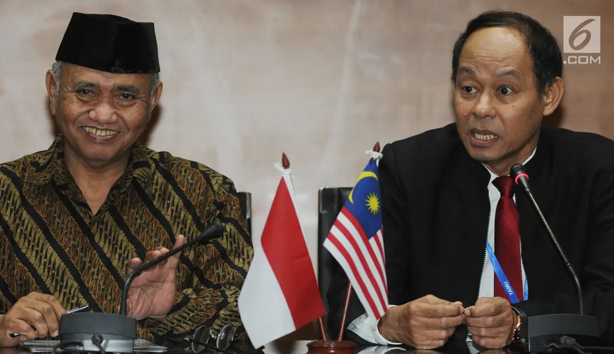 Ketua KPK Agus Rahardjo dan Chief Commissioner MACC, Datuk Sri Mohd Shukri bin Abdul memberi keterangan usai menandatangani perpanjangan MoU di gedung KPK, Jakarta, Senin (5/11). (Merdeka.com/Dwi Narwoko)