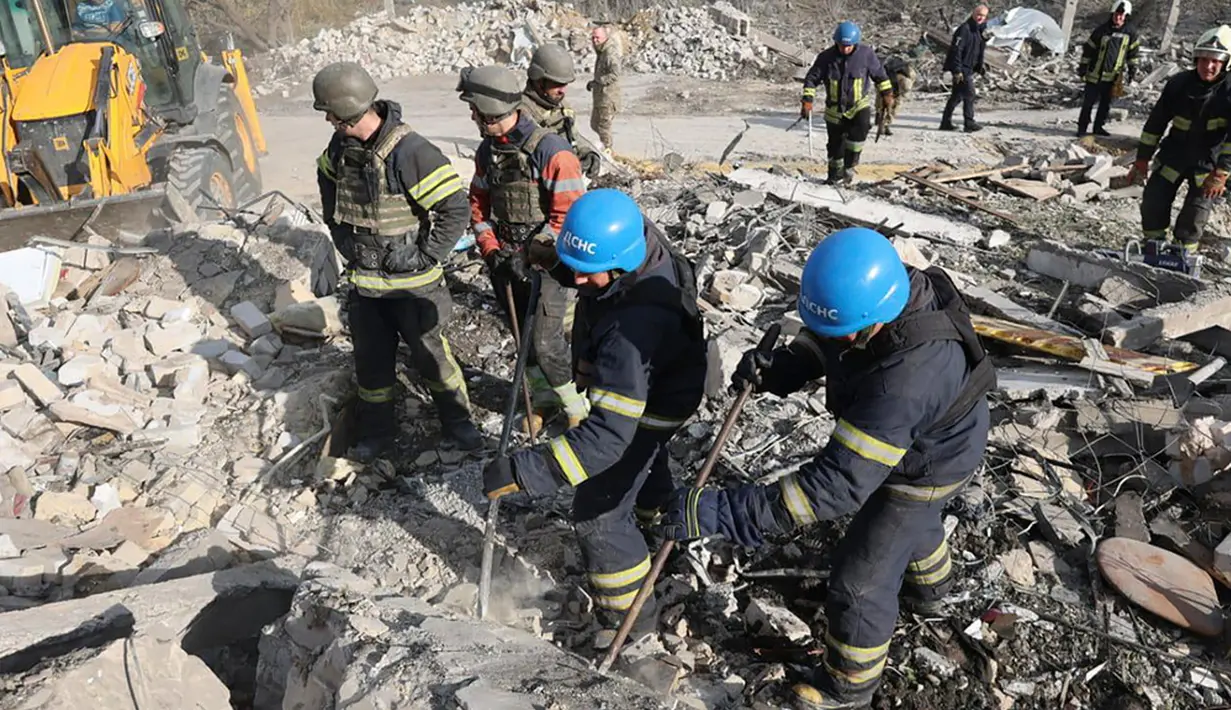 "Tidak ada sasaran militer di sana. Ini adalah kejahatan keji yang dimaksudkan untuk menakut-nakuti warga Ukraina," ujar Menteri Pertahanan Ukraina Rustem Umerov. (Ukrainian Police Press Office via AP)