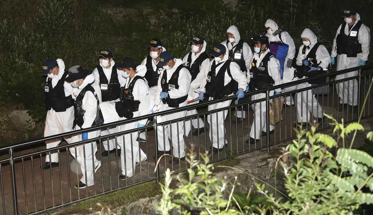 Polisi membawa jasad Wali Kota Seoul Park Won-soon di Seoul, Korea Selatan, Jumat (10/7/2020). Park Won-soon ditemukan tewas di perbukitan bagian utara Seoul pada Jumat dini hari waktu setempat. (Ryu Young-suck/Yonhap via AP)