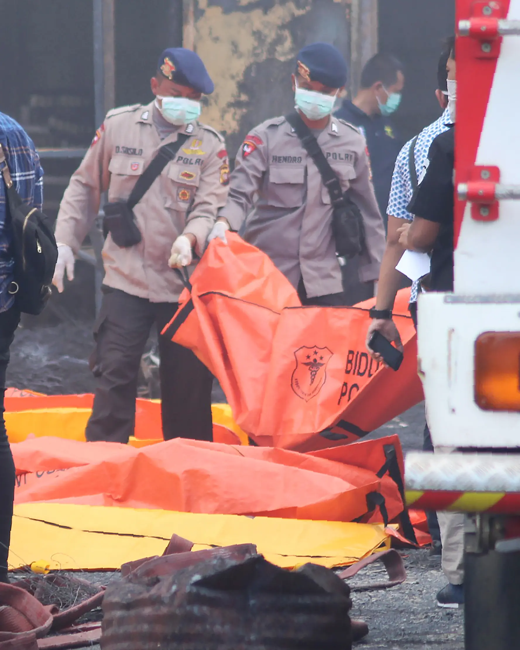 Sejumlah petugas mengevakuasi sejumlah korban ledakan pabrik kembang api di Komplek Pergudangan 99, Jalan Raya Salembaran, Cengklong, Kosambi, Kabupaten Tangerang, Banten (26/10). (AFP Photo/Demy Sanjaya)