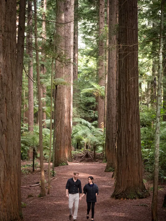 Romantis, Meghan Markle pinjam puff jacket Pangeran Harry