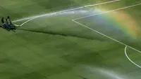 Pelangi terlihat di lapangan saat turun minum saat kru lapangan menyiram rumput selama pertandingan semifinal Piala Dunia Antarklub 2025 antara Paris Saint-Germain dan Real Madrid CF di Stadion MetLife pada 10 Juli 2025 di East Rutherford, New Jersey. (Al Bello/Getty Images via AFP)