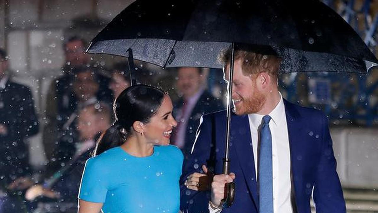Pangeran Harry dan Meghan Markle sepayung berdua saat tiba di Endeavour Fund Awards, London, Inggris, Kamis (5/3/2020). Hujan lebat turun saat Pangeran Harry dan Meghan Markle tiba di lokasi. (AP Photo/Kirsty Wigglesworth)