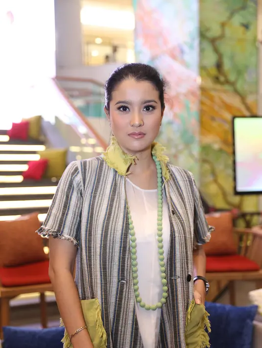 Kakak dari artis Olivia Zalianty ini sekarang sedang sibuk menggarap film terbaru yang bekerja sama dengan Kamar Dagang dan Industri Indonesia (KADIN). Selain itu, ia juga menjadi juri dalam Indonesia Movie Actor Awards 2016.(Nurwahyunan/Bintang.com)