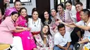 Ulang tahun Kristina dihadiri oleh banyak teman selebriti. Selain dua nama diatas, ada Ririn Ekawati, Aming, Sonia, Asty Ananta, Liza Nathalia, Melly Zamri. [Instagram/mellyzamri]