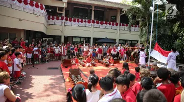 Siswa Jakarta Intercultutal School (JIS) menaikan bendera merah putih pada upacara bendera di Kampus JIS Pattimura, Jakarta, Rabu (16/8). Kegiatan tersebut dilakukan untuk memperingati Hari Proklamasi Kemerdekaan yang ke-72. (Liputan6.com/Faizal Fanani)