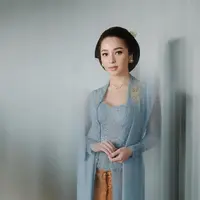 Kebaya kutubaru rancangan Didiet Maulana yang dikenakan Nikita Willy jadi terlihat semakin anggun dengan selendang sebagai pelengkap. Ditambah beberapa aksesori seperti bros dan kalung. [@svarna_byikatindonesia]