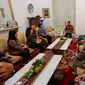 Suasana pertemuan Presiden Joko Widodo dengan Pansel KPK di Istana Negara, Jakarta, Jakarta, Senin (25/5/2015). Ini kali pertama Pansel menghadap Presiden usai diumumkan 20 Mei lalu. (Liputan6.com/Faizal Fanani)