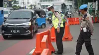 Petugas kepolisian menutup akses menuju Jalan Medan Merdeka Timur, Jakarta, Jumat (14/6/2019). Pengalihan arus dilakukan di sejumlah titik menuju Gedung Mahkamah Konstitusi terkait sidang perdana sengketa Pilpres 2019. (Liputan6.com/Immanuel Antonius)