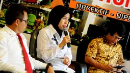 dr Riza dari Rehabilitasi BNN (tengah) didampingi Psikolog dan pemerhati anak Seto Mulyadi saat menjadi pembicara dalam diskusi "Kasus Penelantaran Anak atau KDRT" di Gedung Divisi Humas Mabes Polri, Jakarta, Senin (18/5). (Liputan6.com/Faisal R Syam)