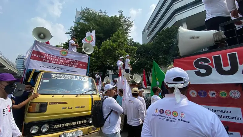 Ikatan Dokter Indonesia (IDI) dan organisasi profesi lain menggelar aksi damai di depan gedung Kementerian Kesehatan Republik Indonesia (Kemenkes RI) untuk menolak RUU Kesehatan.