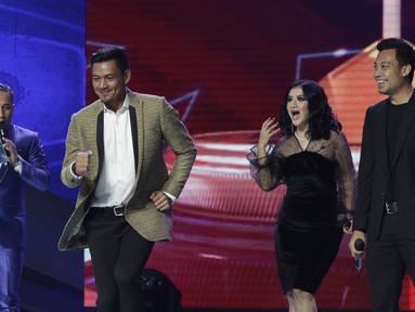 Kiper Bali United, Wawan Hendrawan, berjoget pada Indonesian Soccer Awards 2019 di Studio Indosiar, Jakarta, Jumat (10/12). Acara ini diadakan oleh Indosiar bersama APPI. (Bola.com/M Iqbal Ichsan)