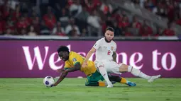 Pemain Timnas Indonesia,&nbsp;Calvin Verdonk, berebut bola dengan pemain Australia,&nbsp;Nestory Irankunda, pada laga kedua Grup C Kualifikasi Piala Dunia 2026 Zona Asia di Stadion Utama Gelora Bung Karno (SUGBK), Jakarta Pusat, pada Selasa (10/9/2024). (Bola.com/Bagaskara Lazuardi)