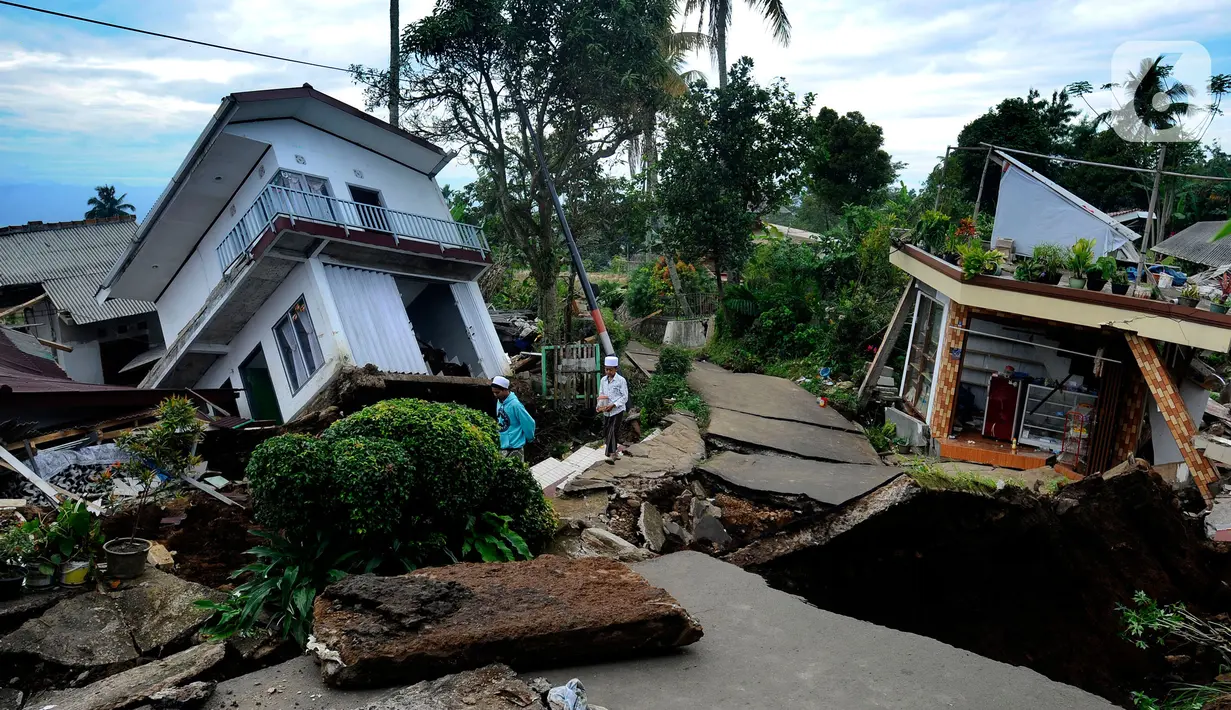Kondisi jalan yang rusak parah pascagempa bumi magnitudo 5,6 di Kampung Cisarua, Desa Sarampad, Kabupaten Cianjur, Jawa Barat, Rabu (23/11/2022). Gempa di Kabupaten Cianjur, Jawa Barat, mengakibatkan sejumlah rumah dan jalan rusak parah di Desa Sarampad. (merdeka.com/Arie Basuki)