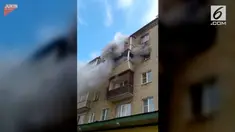Kebakaran terjadi di sebuah apartemen. Korban kebakaran melompat dari balkon dan tidak mengalami luka serius.