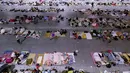 Warga beristirahat di ruang pameran setelah dievakuasi di Hangzhou di provinsi Zhejiang, China timur (25/7/2021). Shanghai mengeluarkan peringatan topan tingkat tertinggi kedua pada hari Minggu kemarin, karena In-Fa diperkirakan akan menghantam distrik Pudong selatan kota. (Chinatopix via AP)