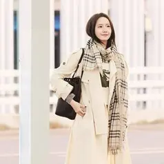 Ia tampil stylish dengan mantel trench panjang kanvas berwarna krem ​​Trerose dengan atasan wol kasmir EKD, celana jeans bootcut high rise warna Ceramic White, tas tote Bloomsbury berwarna cokelat, dan syal wol sutra Burberry Check EKD warna Pebble White. (Foto: Burberry)